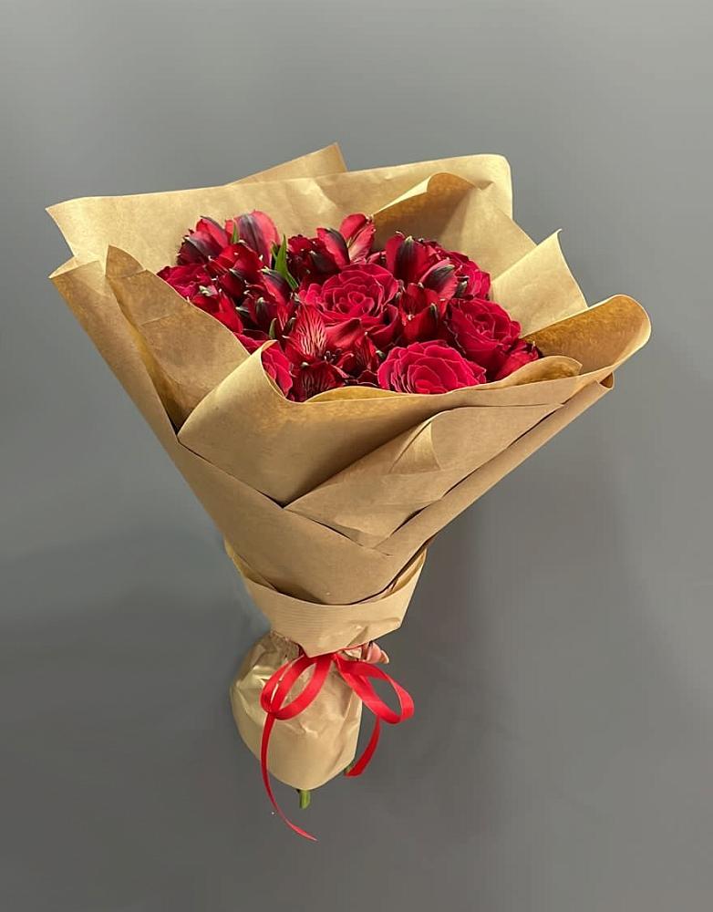 Букет цветов из: Альстромерии и Розы в Малых Дербетах