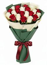 Букет Микс из красных и белых роз в Малых Дербетах