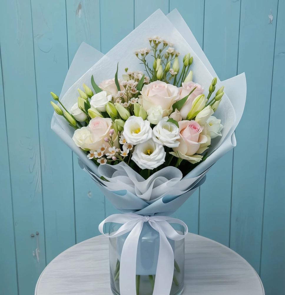 Букет цветов из: Розы и Лизиантусы в Малых Дербетах