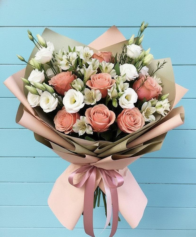 Букет цветов из: Розы, Альстромерии и Лизиантусы в Малых Дербетах