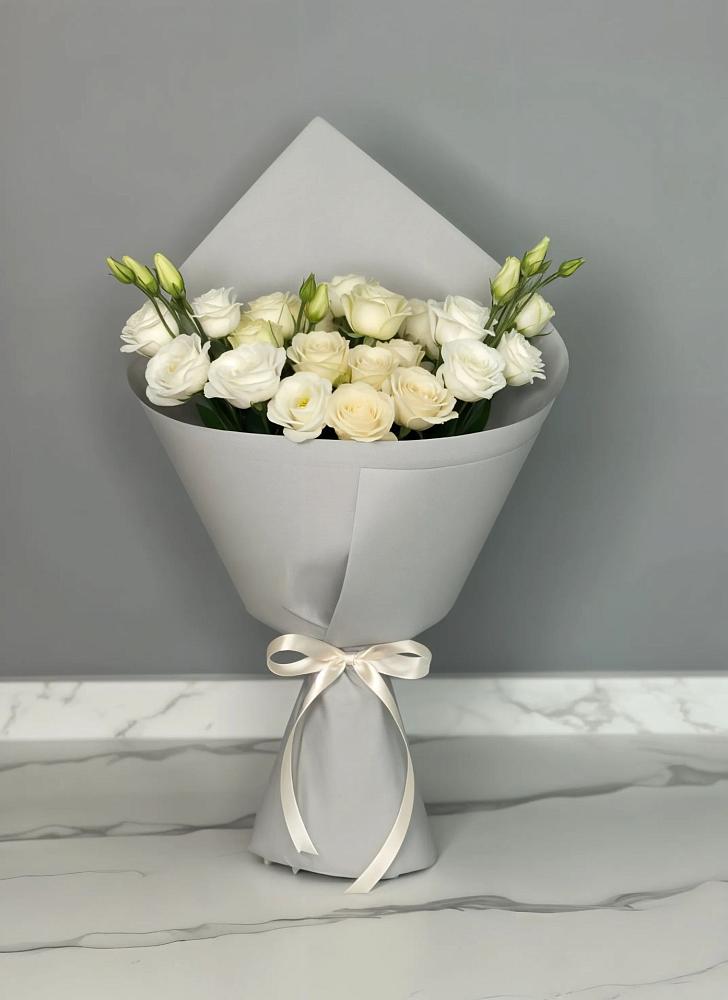 Букет цветов из: Розы и Лизиантусы в Малых Дербетах