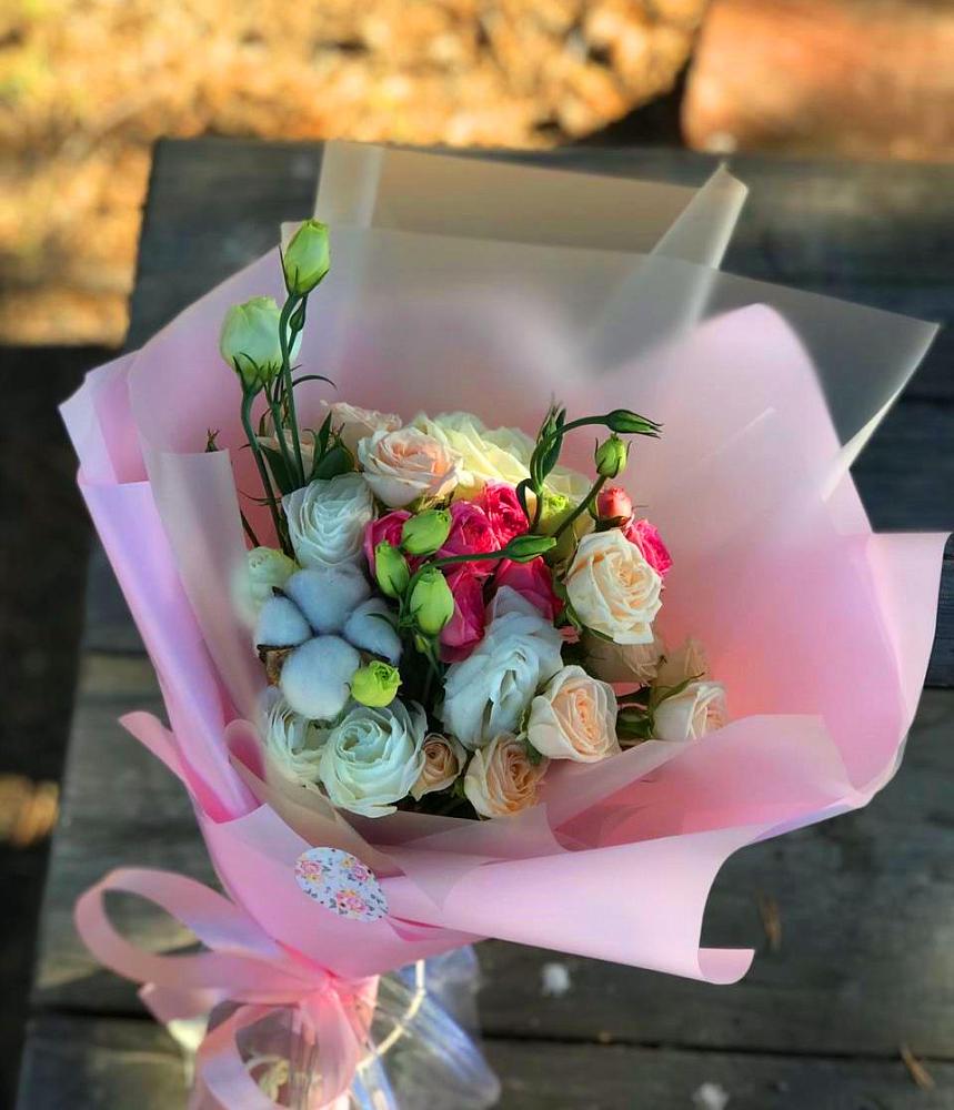 Букет цветов из: Розы и Лизиантусы в Малых Дербетах