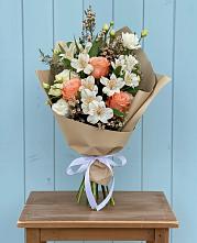 Букет цветов из:  Альстромерии, Лизиантусы, Розы и Хризантемы в Малых Дербетах