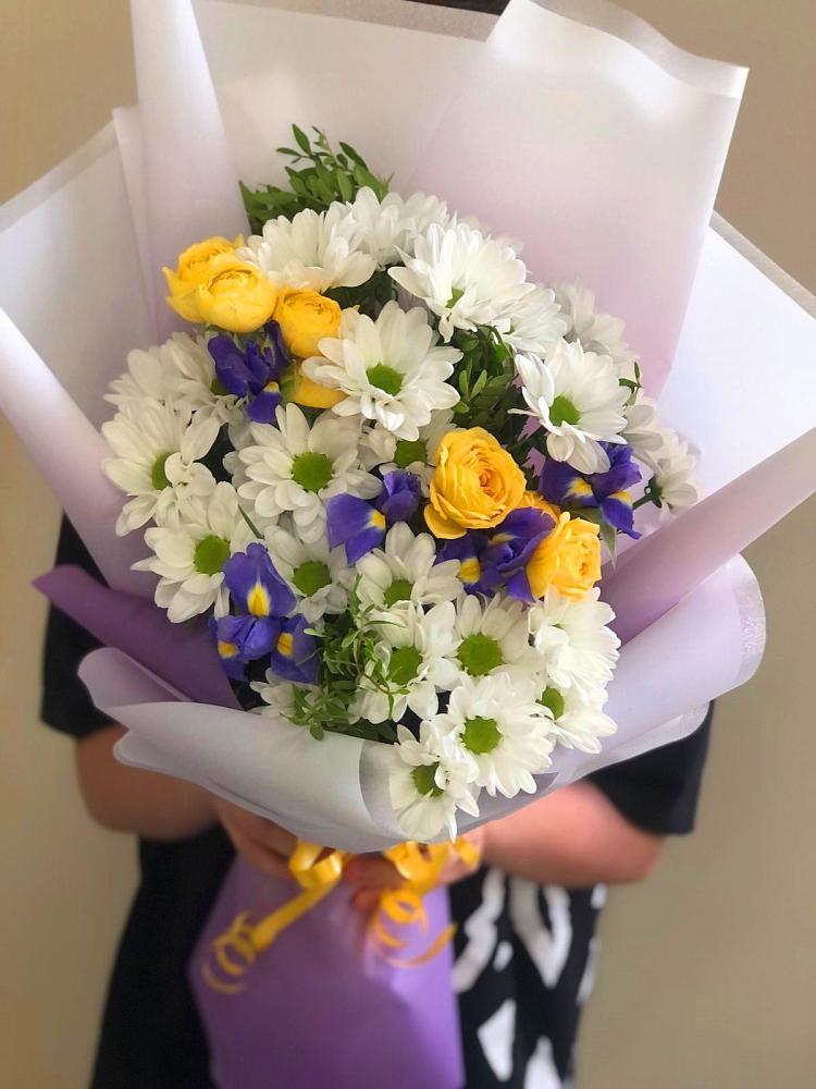 Букет цветов из: Ирисы, Хризантемы и Розы в Малых Дербетах