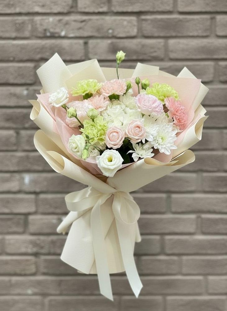 Букет цветов из: Гвоздики, Розы, Лизиантусы и Хризантемы в Малых Дербетах