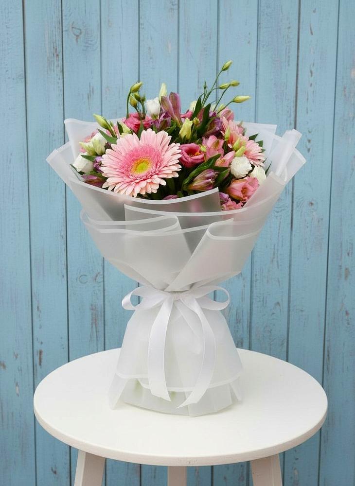 Букет цветов из: Герберы, Альстромерии и Лизиантусы в Малых Дербетах