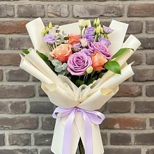 Букет цветов из:  Лизиантусы и Розы в Малых Дербетах