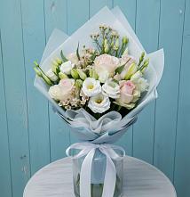 Букет цветов из:  Розы и Лизиантусы в Малых Дербетах