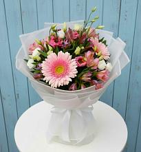 Букет цветов из:  Герберы, Альстромерии и Лизиантусы в Малых Дербетах