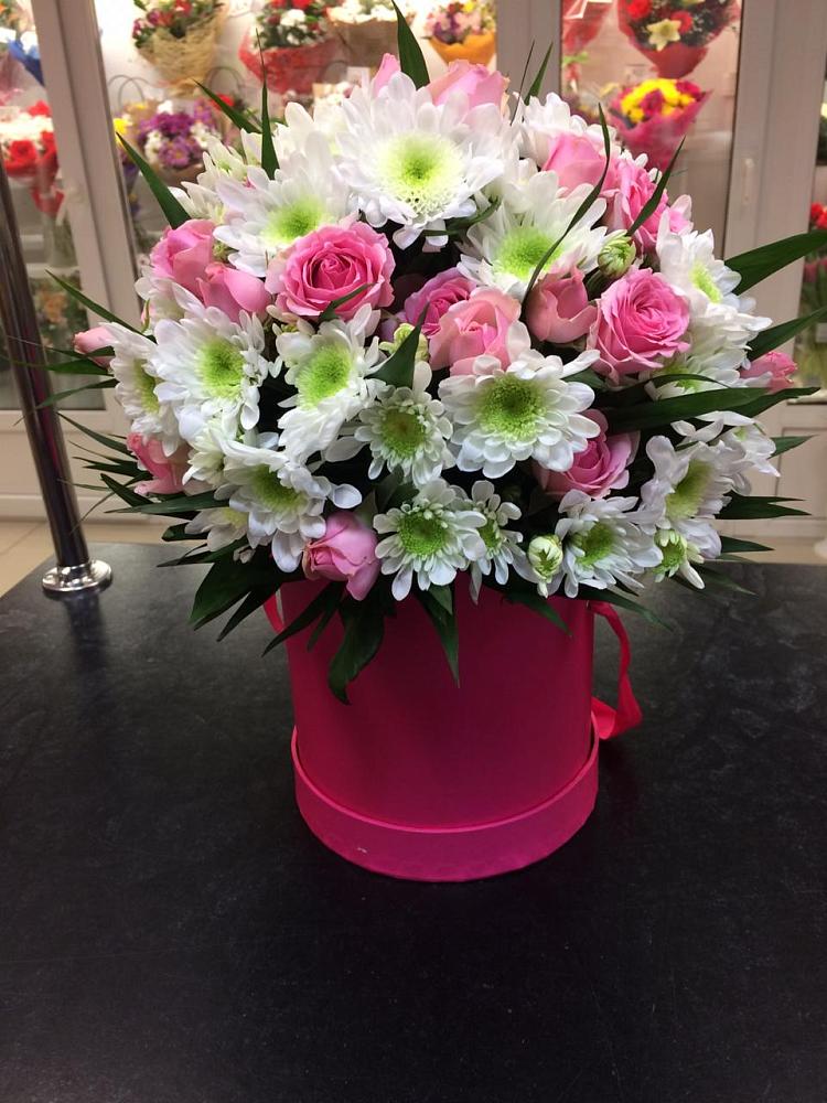 Цветочная композиция из Розы и Хризантемы в шляпной коробке в Малых Дербетах