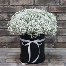 Цветочная композиция из Гипсофила в шляпной коробке в Малых Дербетах
