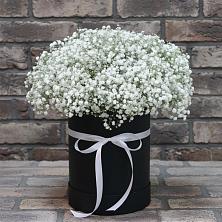 Цветочная композиция из Гипсофила в шляпной коробке в Малых Дербетах