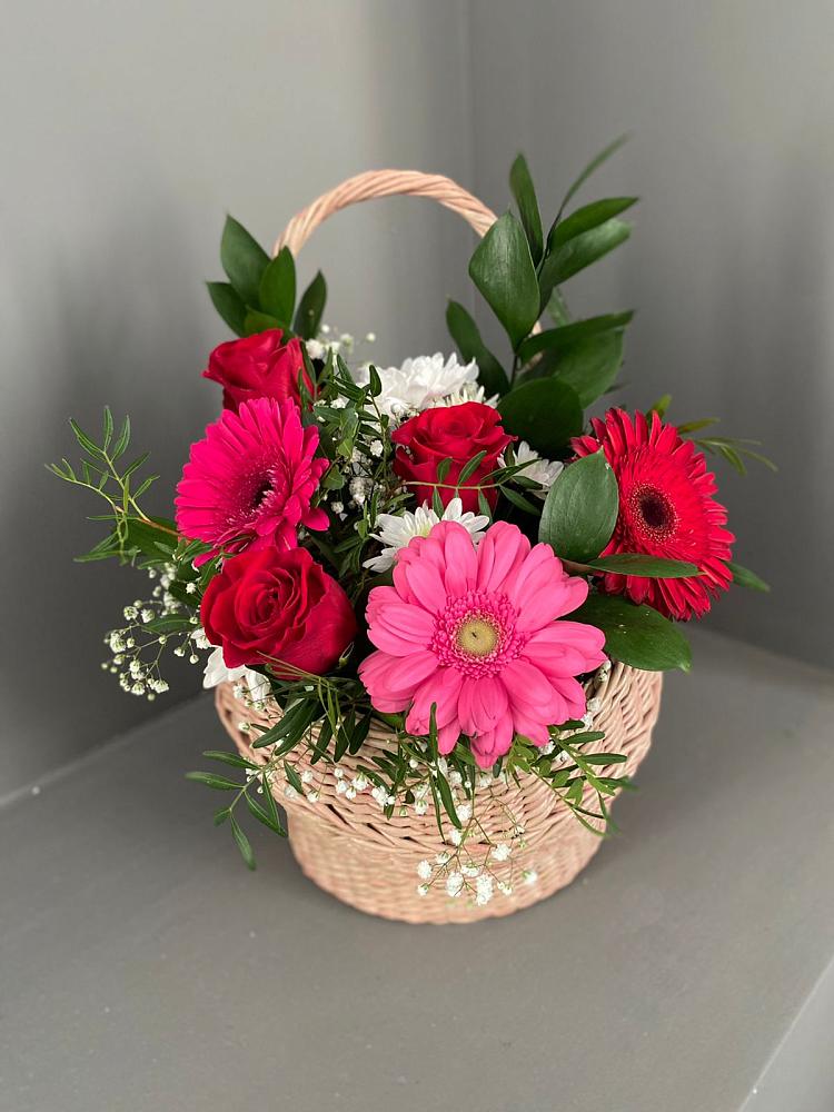 Цветочная композиция из Розы, Хризантемы и Герберы в корзине в Малых Дербетах