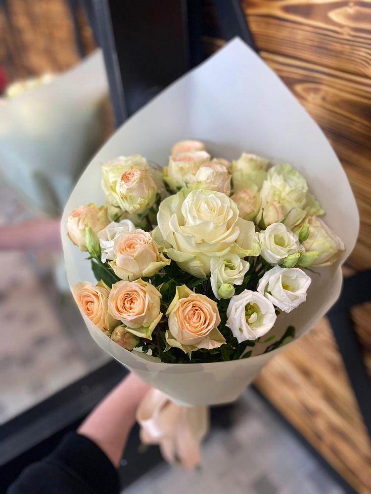 Букет цветов из: Розы и Лизиантусы в Малых Дербетах