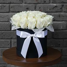 Цветочная композиция из Розы в шляпной коробке в Малых Дербетах