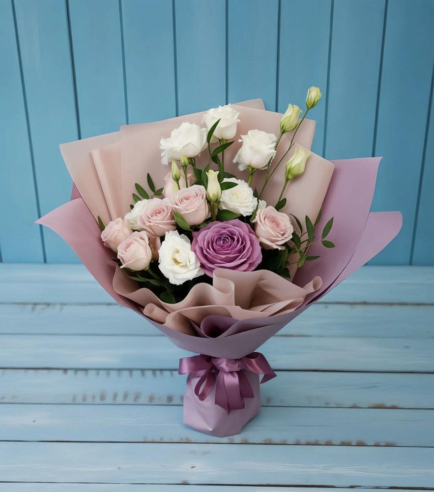 Букет цветов из: Розы и Лизиантусы в Малых Дербетах